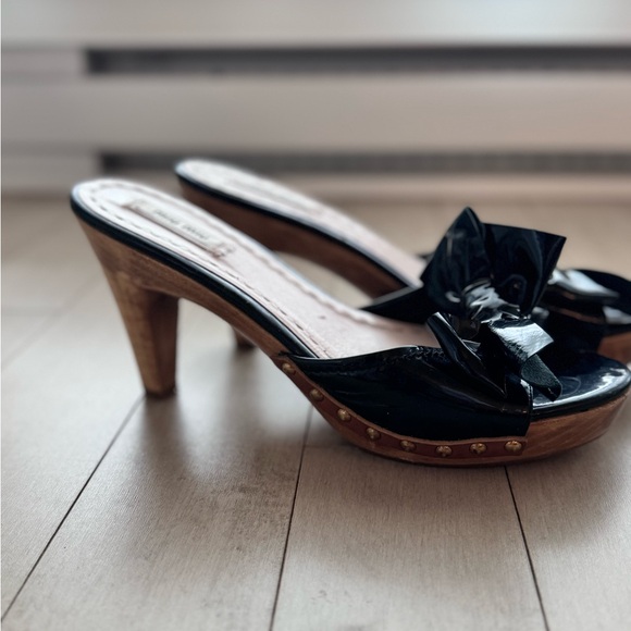 Vintage miu miu patent leather heels. Wooden base. Bow detail. Size 39. Clogs - Picture 2 of 5